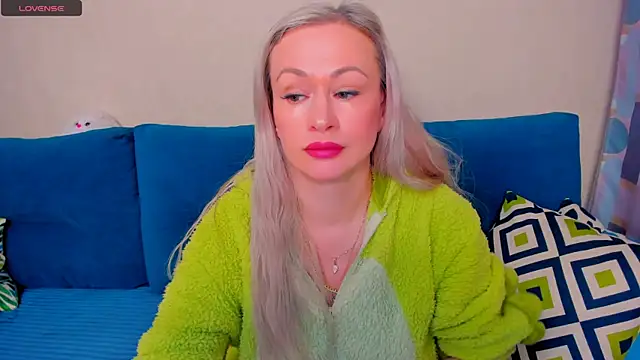 Snapshot of EllenMoore chatting on 10-26-25, 03:07 EllenMoore online show from 10-26-25, 03:07