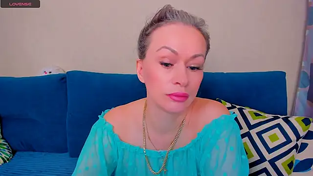 Snapshot of EllenMoore chatting on 10-23-25, 03:05 EllenMoore online show from 10-23-25, 03:05