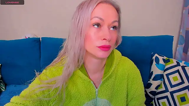 Snapshot of EllenMoore chatting on 10-25-25, 03:06 EllenMoore online show from 10-25-25, 03:06