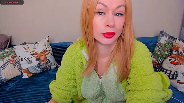 Snapshot of EllenMoore chatting on 12-17-25, 03:11 EllenMoore online show from 12-17-25, 03:11