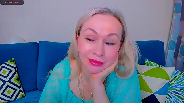Snapshot of EllenMoore chatting on 09-20-25, 03:11 EllenMoore online show from 09-20-25, 03:11