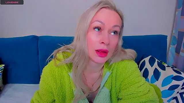 Snapshot of EllenMoore chatting on 10-04-25, 03:08 EllenMoore online show from 10-04-25, 03:08