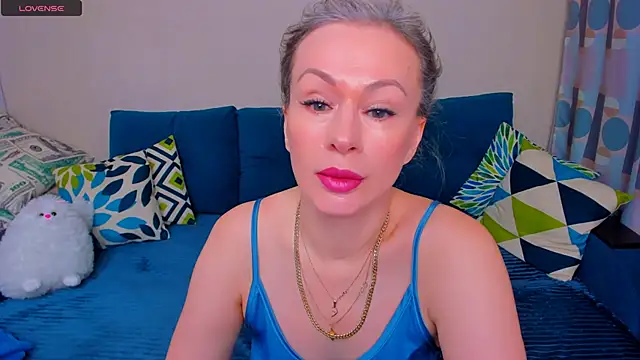 Snapshot of EllenMoore chatting on 11-04-25, 03:10 EllenMoore online show from 11-04-25, 03:10