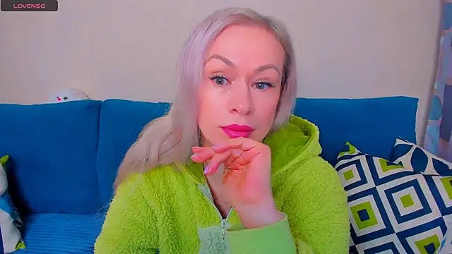 Snapshot of EllenMoore chatting on 10-18-25, 03:08 EllenMoore online show from 10-18-25, 03:08