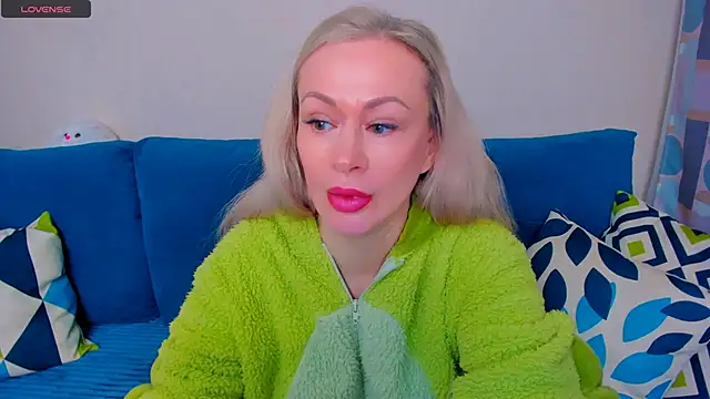 Snapshot of EllenMoore chatting on 10-07-25, 03:07 EllenMoore online show from 10-07-25, 03:07