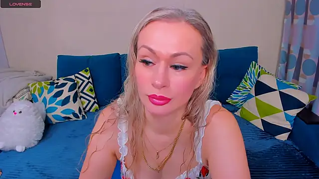 Snapshot of EllenMoore chatting on 11-05-25, 03:09 EllenMoore online show from 11-05-25, 03:09