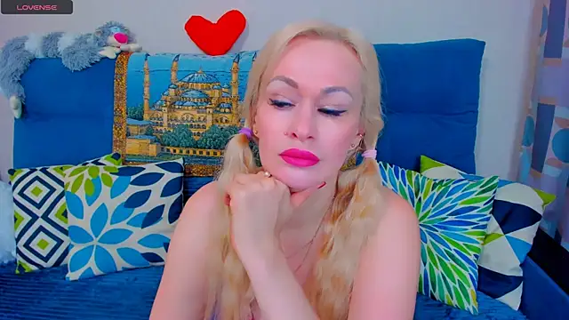 Snapshot of EllenMoore chatting on 01-16-25, 02:41 EllenMoore online show from 01-16-25, 02:41