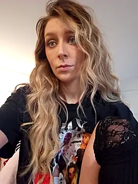 Snapshot of LilyOrion chatting on 10-23-25, 05:44 LilyOrion online show from 10-23-25, 05:44