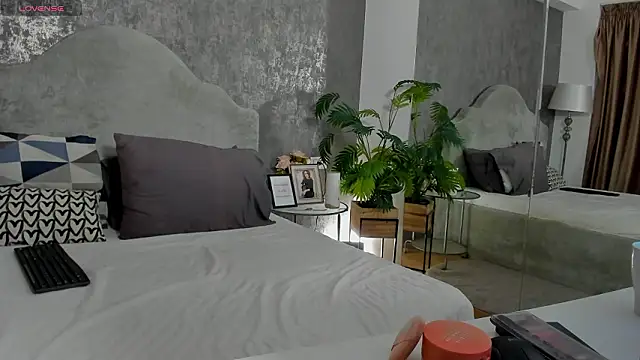 Snapshot of LisaCroft chatting on 02-09-26, 06:33 LisaCroft online show from 02-09-26, 06:33