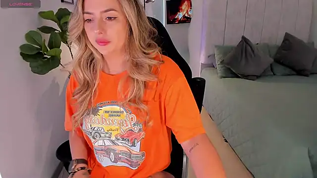 AmyWood online show from 02-25-26, 06:41