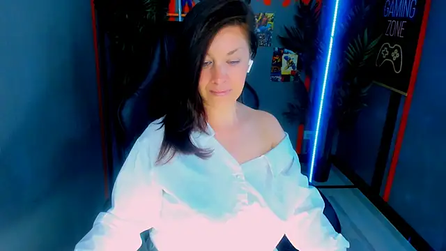 Snapshot of AnaMills chatting on 06-12-26, 10:18 AnaMills online show from 06-12-26, 10:18