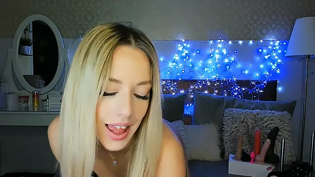 MiaBeeXX online show from 11-12-25, 10:30