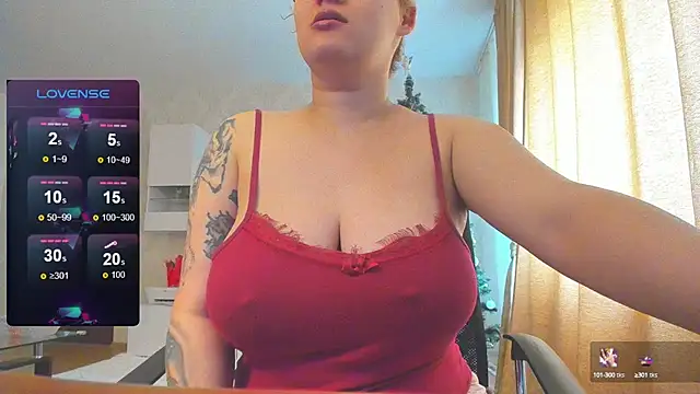Snapshot of hot_evil_queen chatting on 01-21-25, 08:19 hot evil queen online show from 01-21-25, 08:19