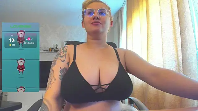 Snapshot of hot_evil_queen chatting on 01-02-25, 09:00 hot evil queen online show from 01-02-25, 09:00