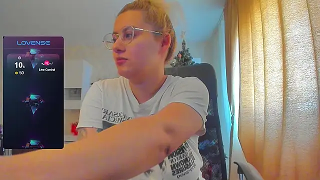 Snapshot of hot_evil_queen chatting on 02-09-25, 09:26 hot evil queen online show from 02-09-25, 09:26