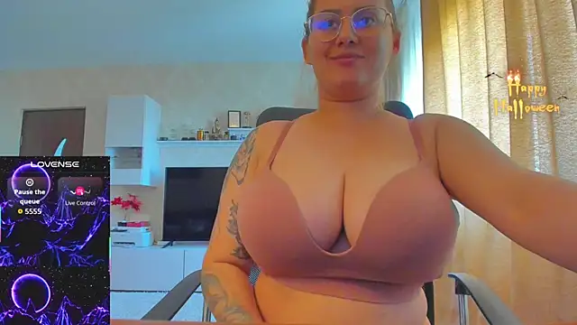 Snapshot of hot_evil_queen chatting on 10-21-25, 10:36 hot evil queen online show from 10-21-25, 10:36