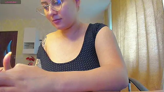 Snapshot of hot_evil_queen chatting on 10-08-25, 07:43 hot evil queen online show from 10-08-25, 07:43