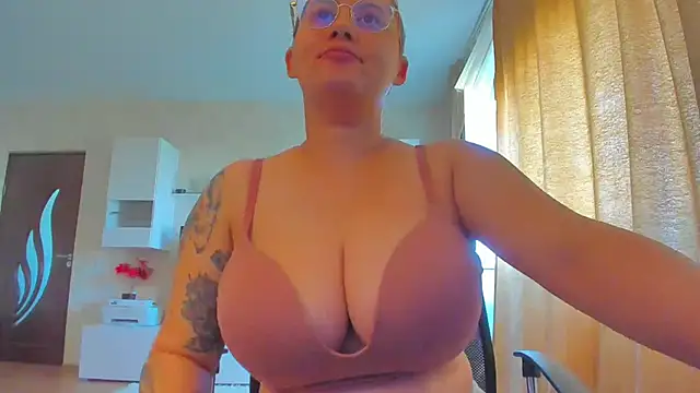 Snapshot of hot_evil_queen chatting on 09-24-25, 06:53 hot evil queen online show from 09-24-25, 06:53