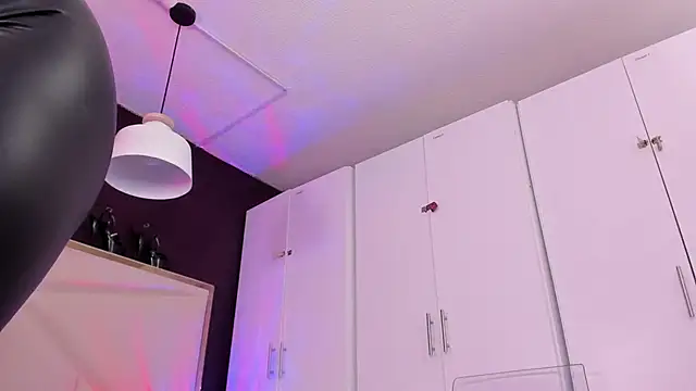 Inndrahot online show from 04-19-26, 04:02