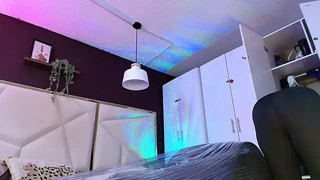 Inndrahot online show from 11-02-25, 04:17