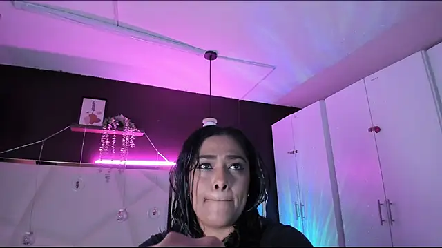 Inndrahot online show from 12-16-25, 03:44