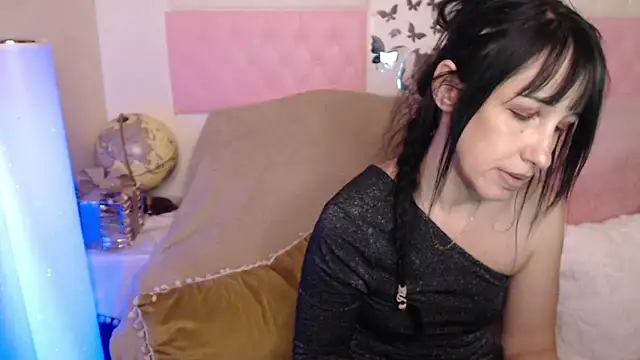 Snapshot of -carla- chatting on 03-12-26, 08:29 -carla- online show from 03-12-26, 08:29