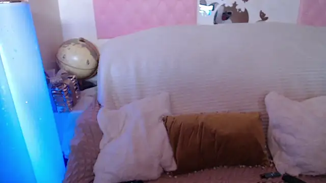 Snapshot of -carla- chatting on 03-04-26, 06:32 -carla- online show from 03-04-26, 06:32