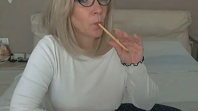 Snapshot of -K-- chatting on 10-22-25, 09:09 -K-- online show from 10-22-25, 09:09