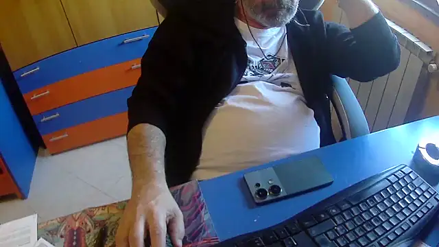 Snapshot of Tango128 chatting on 04-21-26, 08:32 Tango128 online show from 04-21-26, 08:32