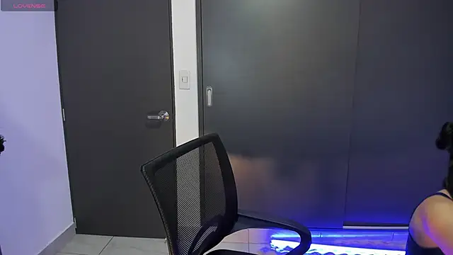 Snapshot of MeganWhite3 chatting on 12-04-25, 05:17 MeganWhite3 online show from 12-04-25, 05:17