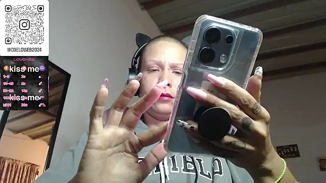 Snapshot of moon_cat85 chatting on 03-06-25, 01:37 moon cat85 online show from 03-06-25, 01:37