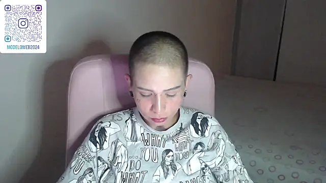 Snapshot of moon_cat85 chatting on 02-09-25, 02:49 moon cat85 online show from 02-09-25, 02:49