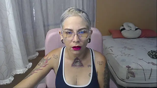 Snapshot of moon_cat85 chatting on 06-17-26, 03:00 moon cat85 online show from 06-17-26, 03:00