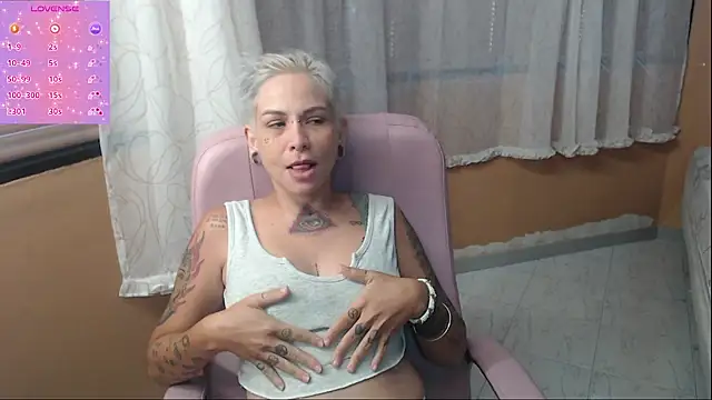 Snapshot of moon_cat85 chatting on 06-15-26, 03:01 moon cat85 online show from 06-15-26, 03:01