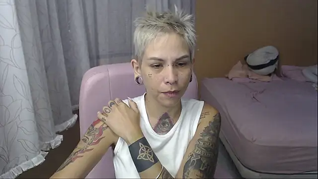 Snapshot of moon_cat85 chatting on 05-29-26, 12:11 moon cat85 online show from 05-29-26, 12:11