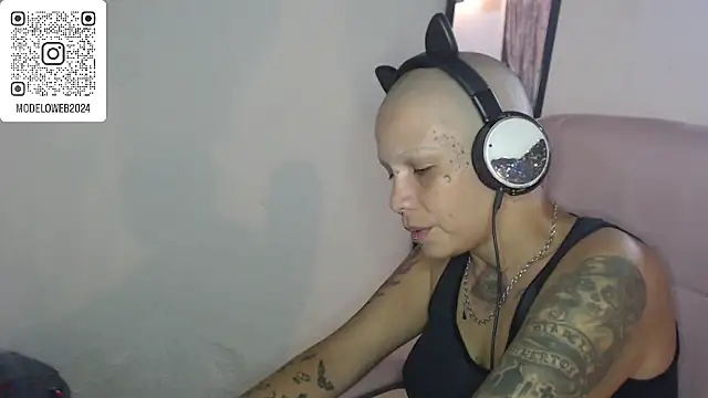Snapshot of moon_cat85 chatting on 03-08-25, 10:24 moon cat85 online show from 03-08-25, 10:24