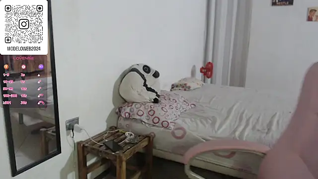Snapshot of moon_cat85 chatting on 03-21-25, 12:51 moon cat85 online show from 03-21-25, 12:51