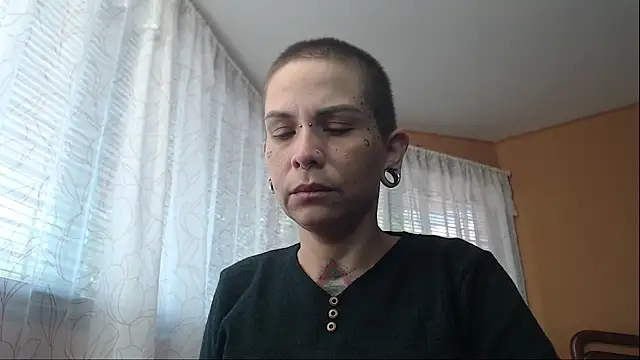 Snapshot of moon_cat85 chatting on 02-02-26, 05:45 moon cat85 online show from 02-02-26, 05:45