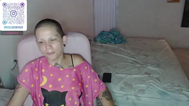 Snapshot of moon_cat85 chatting on 02-06-25, 05:30 moon cat85 online show from 02-06-25, 05:30