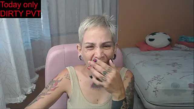 Snapshot of moon_cat85 chatting on 05-21-26, 01:08 moon cat85 online show from 05-21-26, 01:08