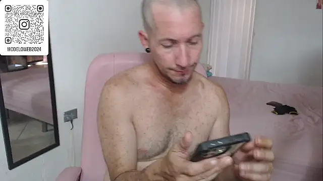 Snapshot of moon_cat85 chatting on 02-18-25, 06:26 moon cat85 online show from 02-18-25, 06:26