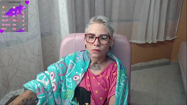 Snapshot of moon_cat85 chatting on 06-20-26, 01:27 moon cat85 online show from 06-20-26, 01:27