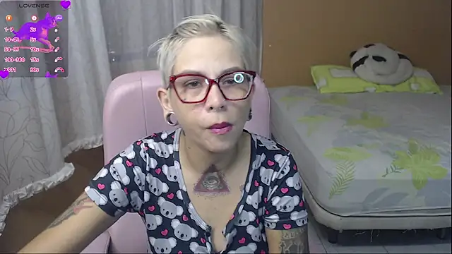 Snapshot of moon_cat85 chatting on 07-15-26, 12:01 moon cat85 online show from 07-15-26, 12:01