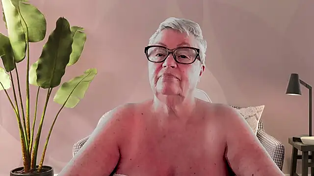 GrannyChrissy68 online show from 02-12-26, 10:53