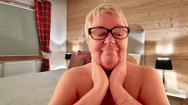 GrannyChrissy68 online show from 04-01-26, 01:34