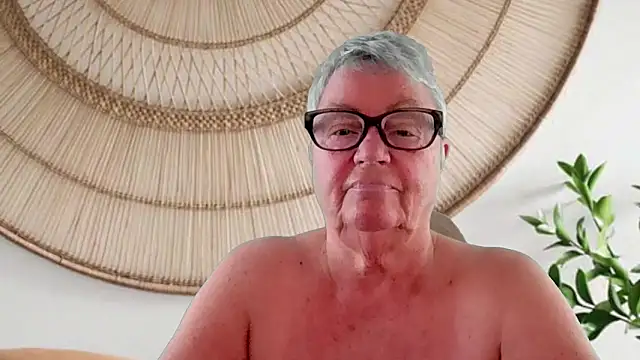 GrannyChrissy68 online show from 04-19-26, 12:28