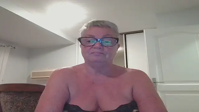 Snapshot of GrannyChrissy68 chatting on 09-18-25, 07:17 GrannyChrissy68 online show from 09-18-25, 07:17