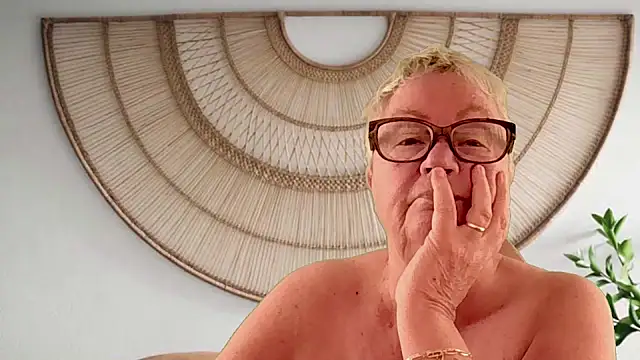 GrannyChrissy68 online show from 04-13-26, 01:04