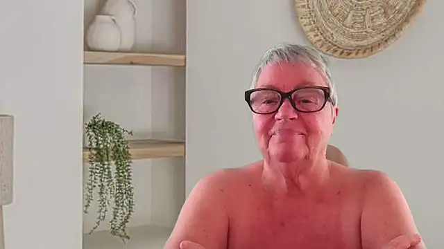 GrannyChrissy68 online show from 05-25-26, 09:13