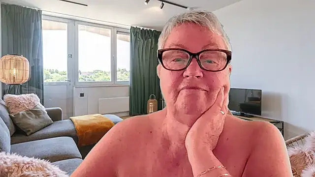 GrannyChrissy68 online show from 04-18-26, 12:51